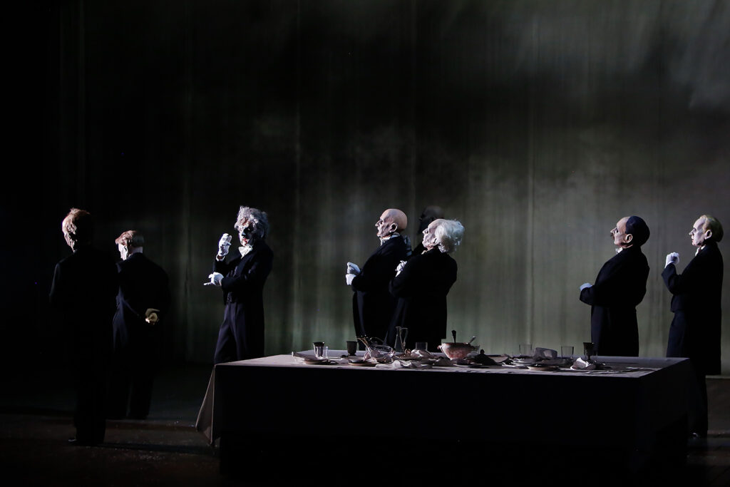 Scène de "Ici les dragons" du Théâtre du Soleil