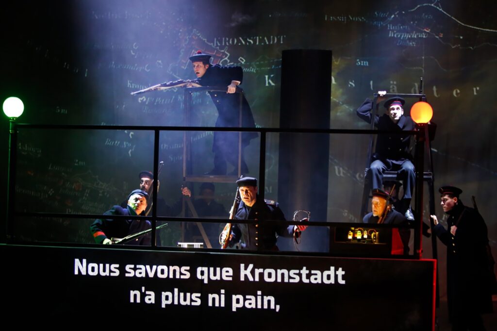 Scène de "Ici les dragons" : "Nous savons que Kronstadt n'a plus de pain"